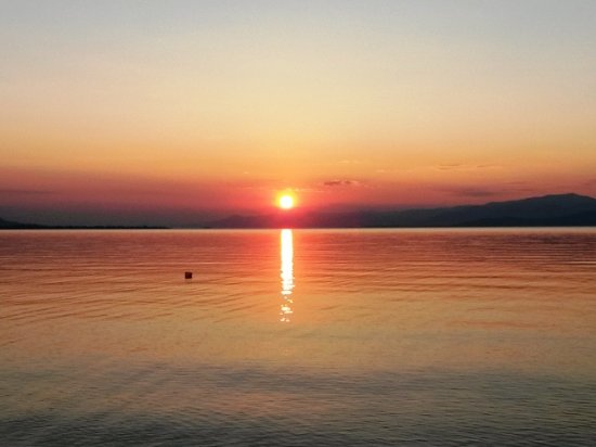 Ηλιοβασίλεμα πάνω από τη θάλασσα της Αρκίτσας